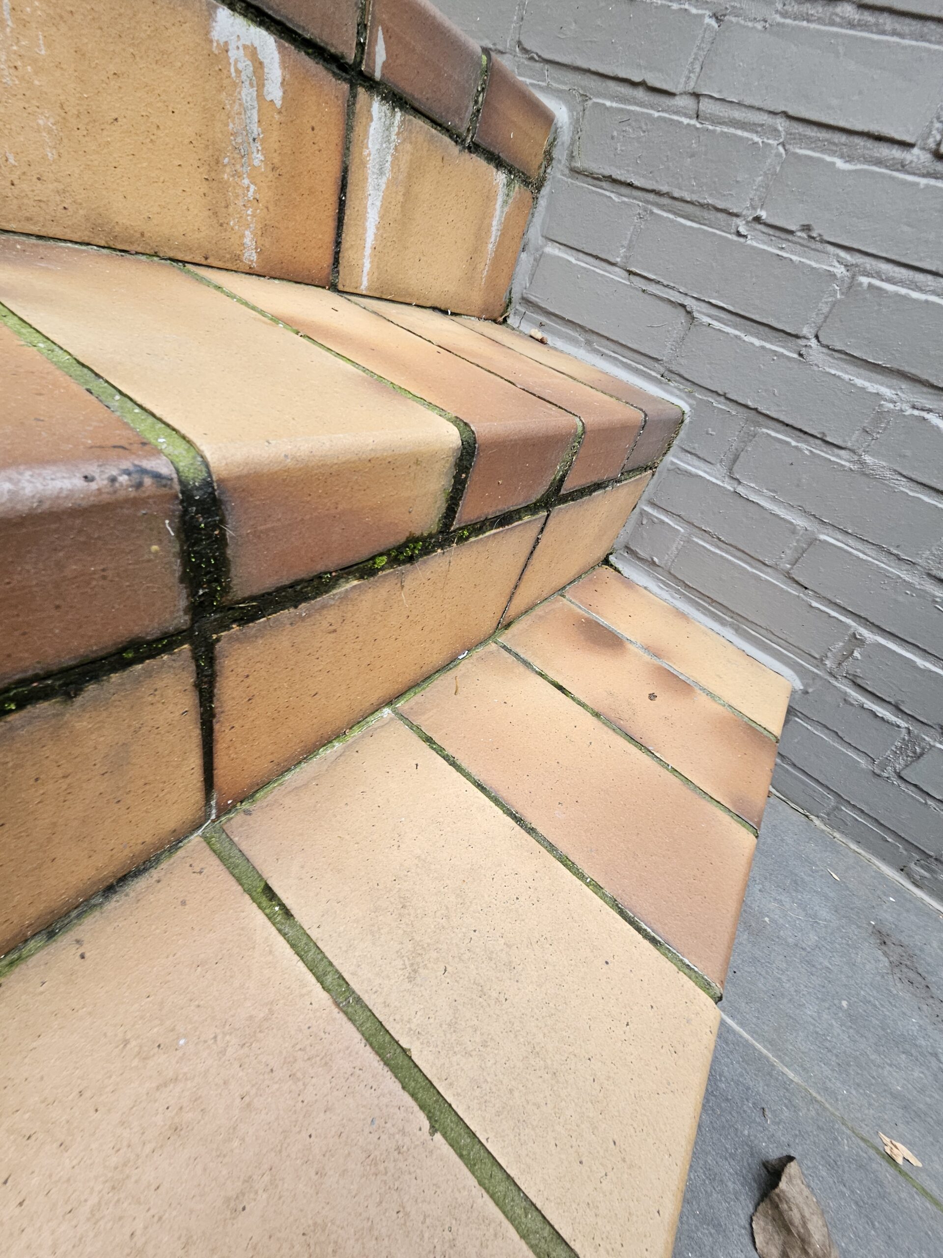 Voor foto trap Versleten buitentrap met verkleurde voegen en beschadigde tegels voor terrasrenovatie in Wijnegem