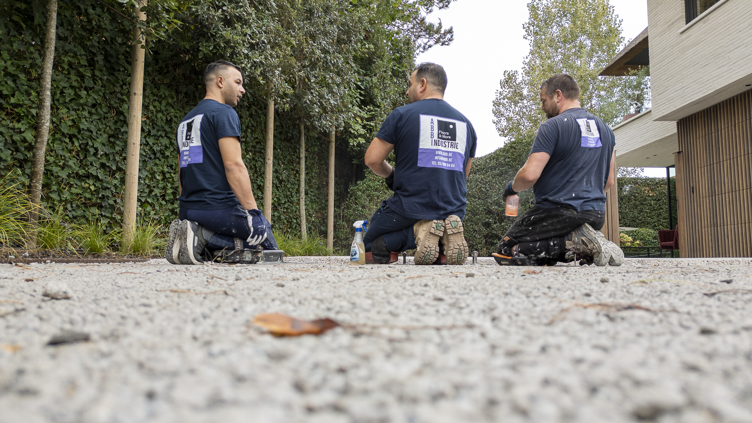 ABBI Industrie, oprit in Knokke Heist Drie stralende vakmensen van Floors & More: trots op hun werk, plezier in het team!