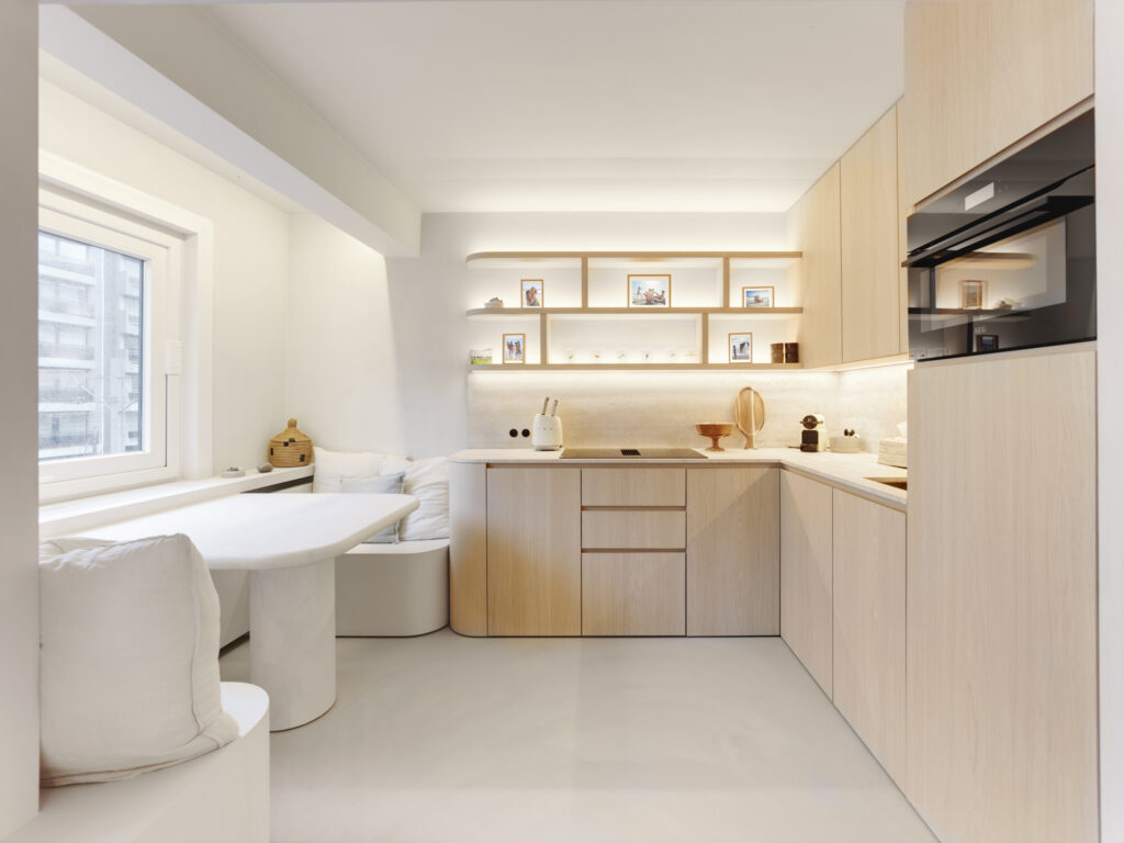 Duurzame en onderhoudsvriendelijke Mineral Touch gietvloer in een stijlvolle keuken in Knokke.