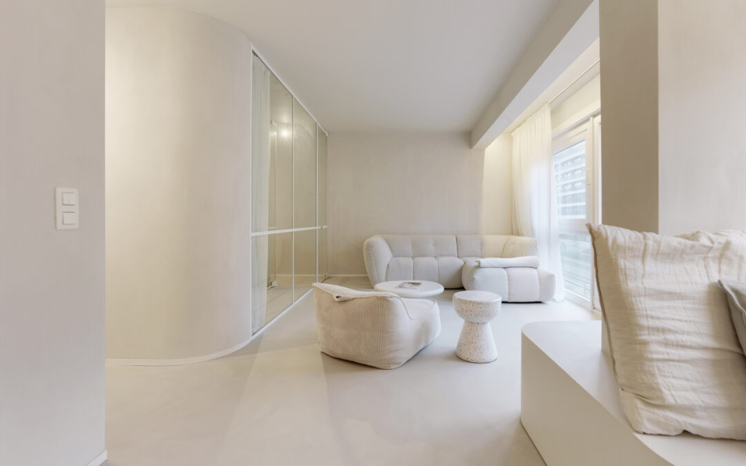 Mineral Touch gietvloer in een modern appartement in Knokke met naadloze afwerking en natuurlijke uitstraling.