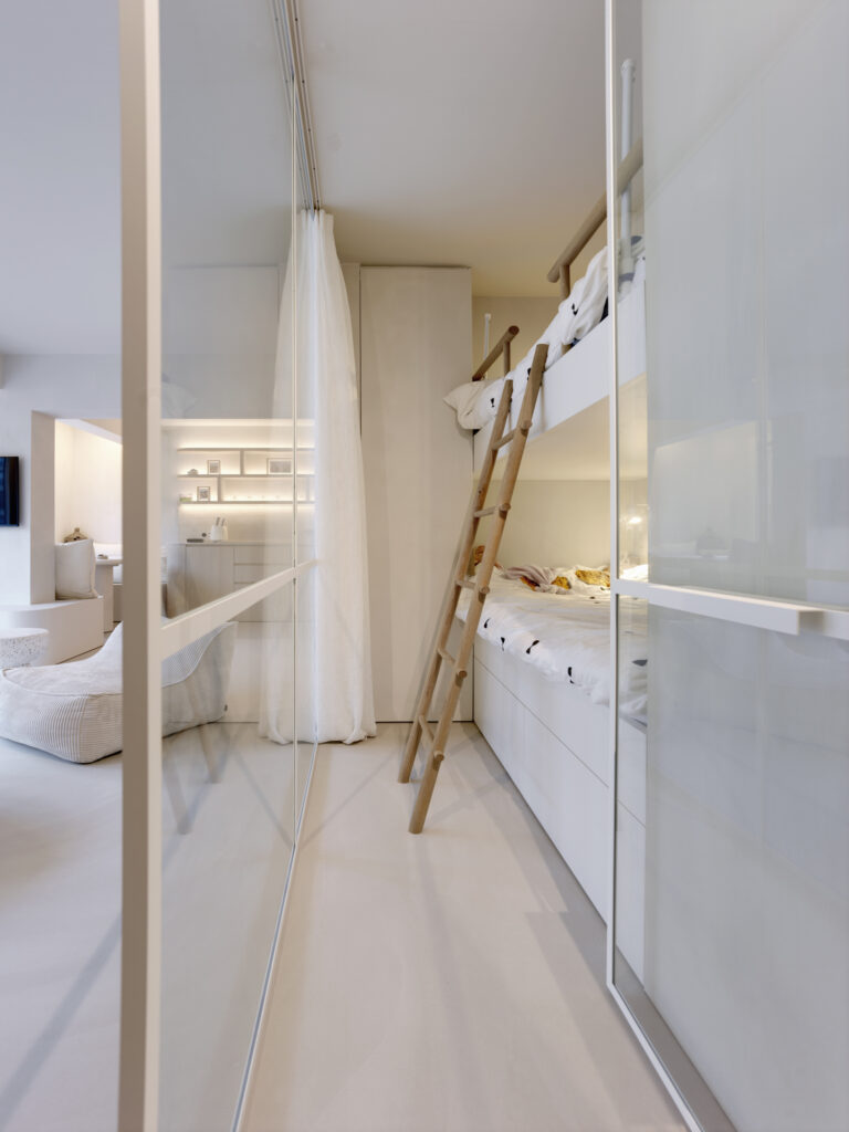 Naadloze Mineral Touch gietvloer doorgetrokken in verschillende ruimtes voor een harmonieus interieur.