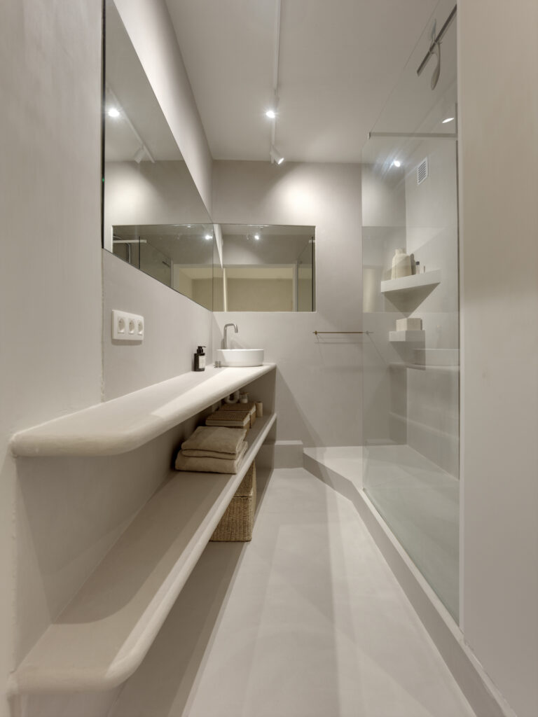 Waterbestendige Mineral Touch gietvloer in een moderne badkamer, naadloos en onderhoudsvriendelijk.