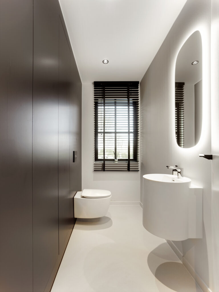 Waterdichte Mineral Touch gietvloer in de badkamer van een gerenoveerde woning, perfect voor hygiëne en onderhoud.