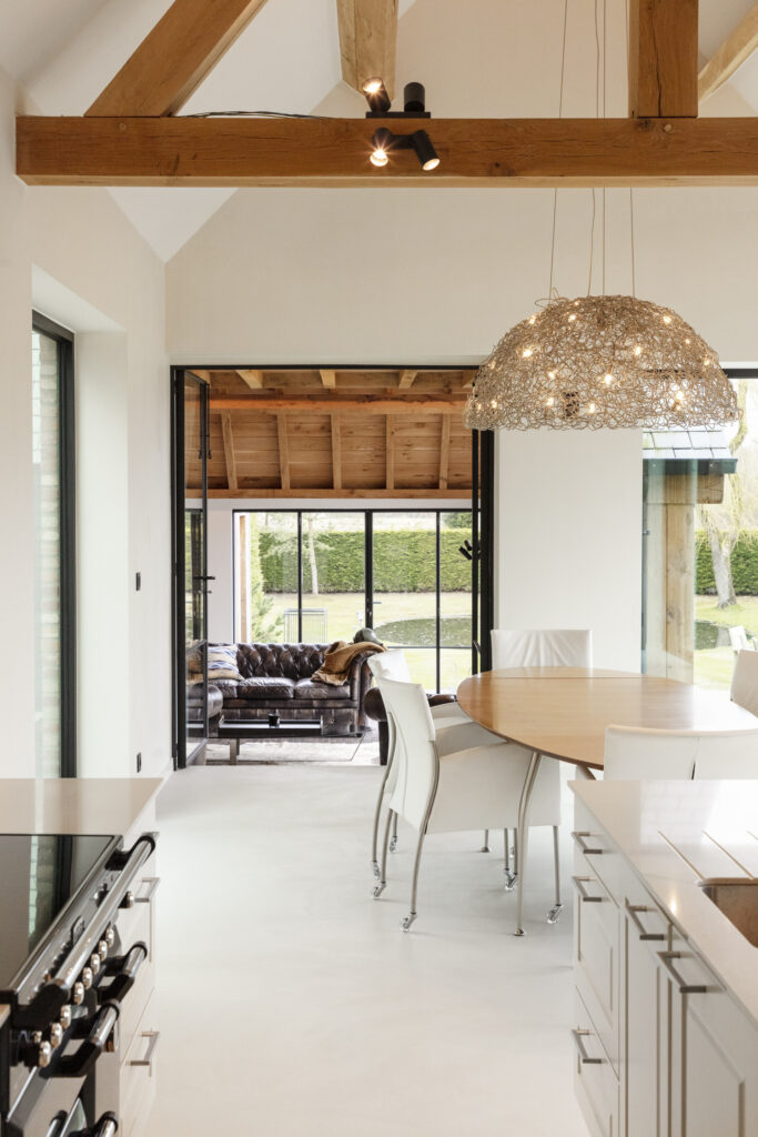 Naadloze gietvloer Mineral Touch in zachte tinten in de leefruimte van een totaal gerenoveerde woning in Putte.
