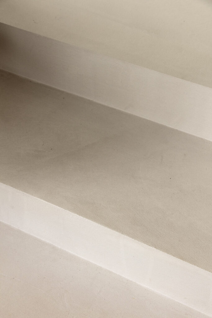 Detail van de krasvaste PU-vloer Mineral Touch, perfect geplaatst in een stijlvolle woning in Putte.