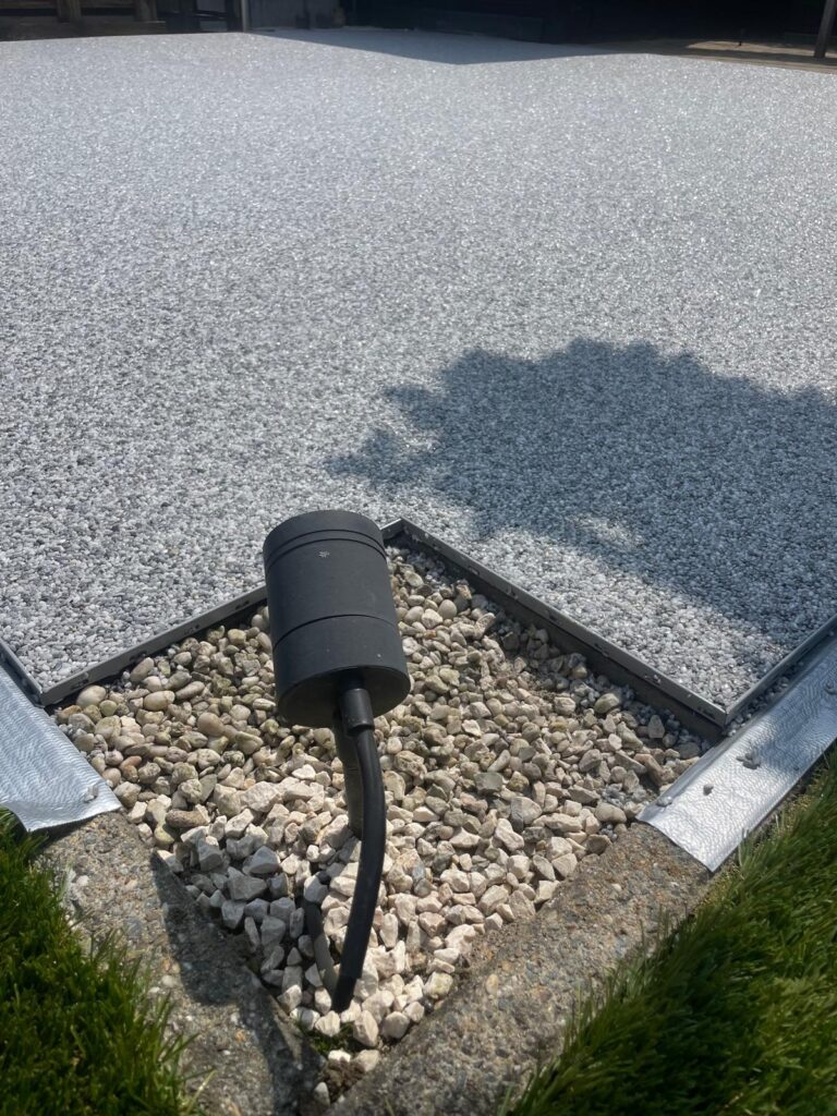 Onderhoudsvriendelijk terras met naadloze waterdoorlatende vloer in zandkleur