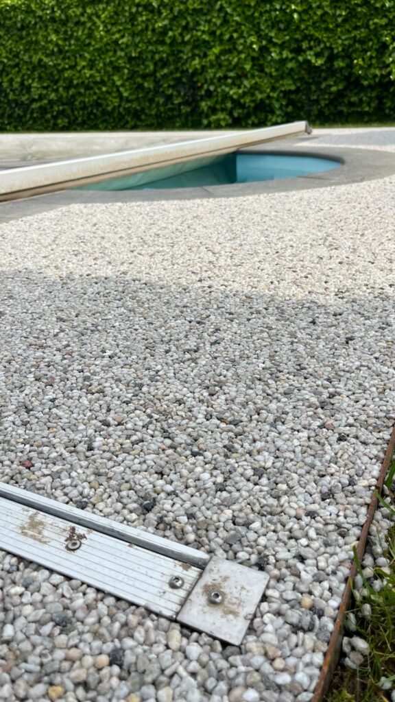 Veilige antislip-afwerking rond zwembad met waterdoorlatende verharding in natuurlijke tint