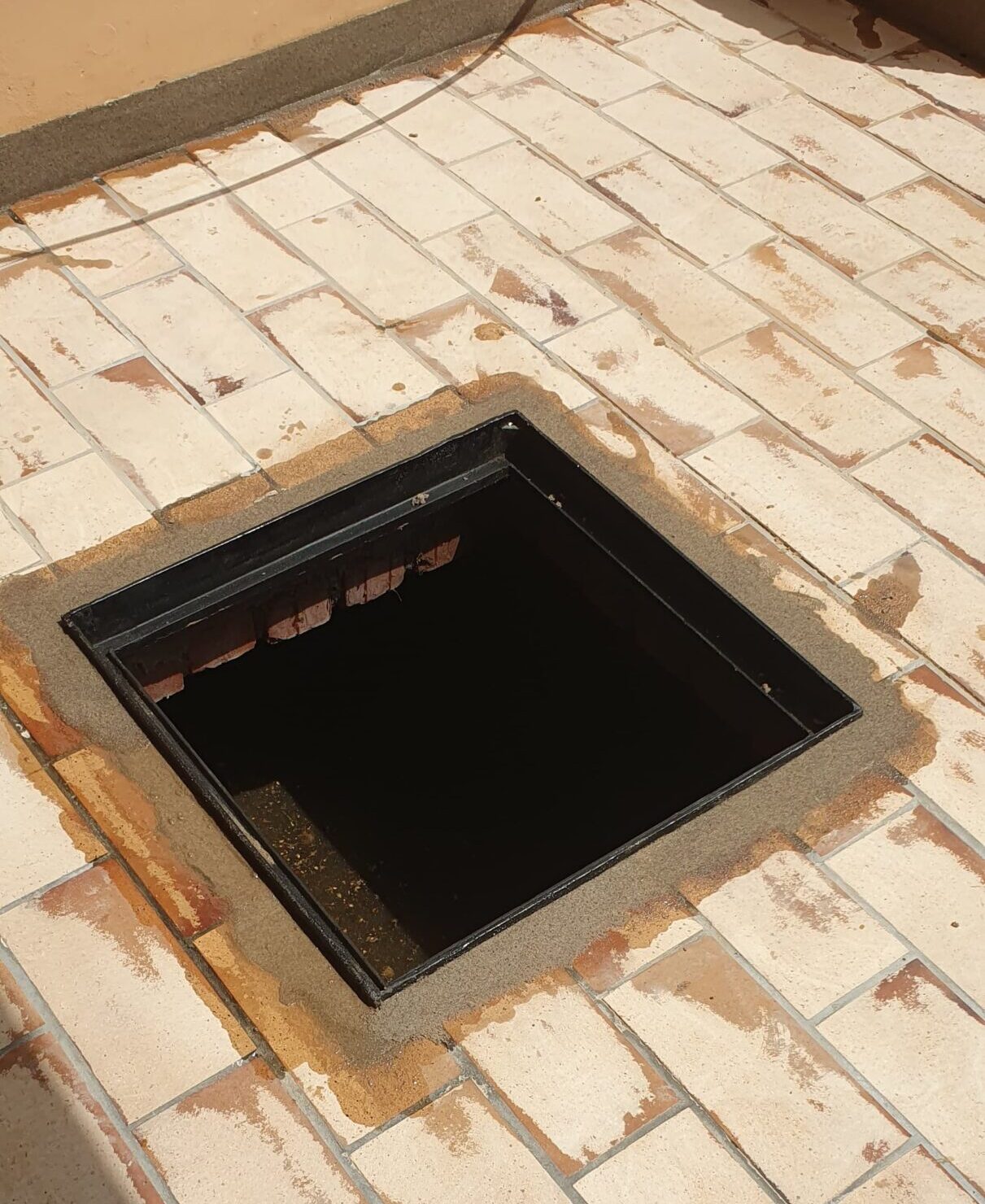 IMG-20250702-WA0034 Nieuw putdeksel volledig afgewerkt met hoogwaardige epoxymortel tijdens renovatie