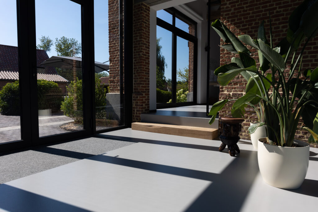 Comfort+ PU gietvloer in landelijke woning – Tijdloze gietvloer met zachte afwerking die perfect aansluit bij de karaktervolle renovatie van een oude hoeve.
