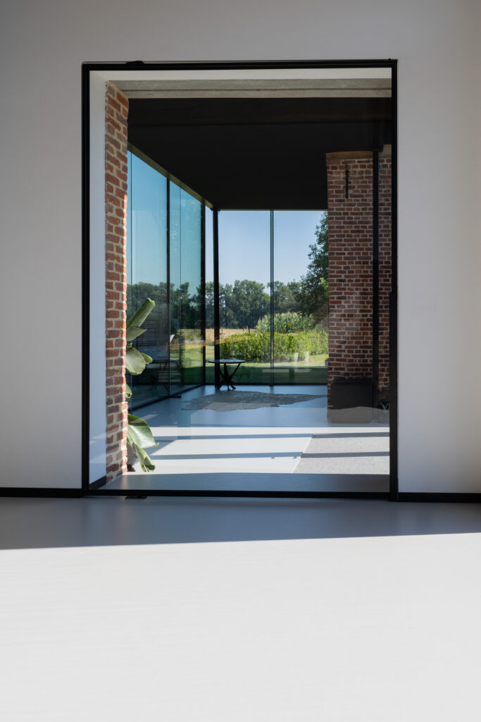 PU gietvloer in gerenoveerde authentieke hoeve – Strakke, naadloze gietvloer in een totaalrenovatieproject waarbij moderne en rustieke elementen harmonieus samenkomen.