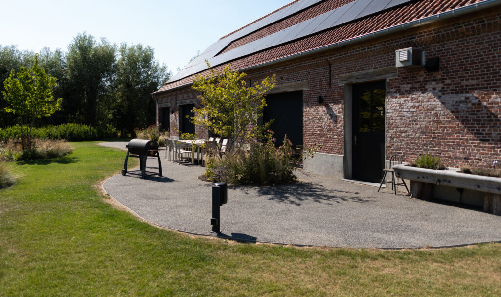 Donkergrijze Terradec verharding bij gerenoveerde hoeve