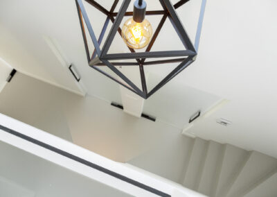 Beige gietvloer in gang met naadloze trap