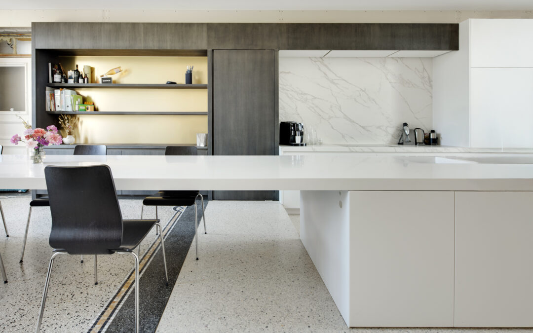 Terrazzo gietvloer keuken met naadloze aansluiting op bestaande vloer