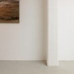 Detail van kolom en Mineral Touch gietvloer in minimalistisch loftinterieur.