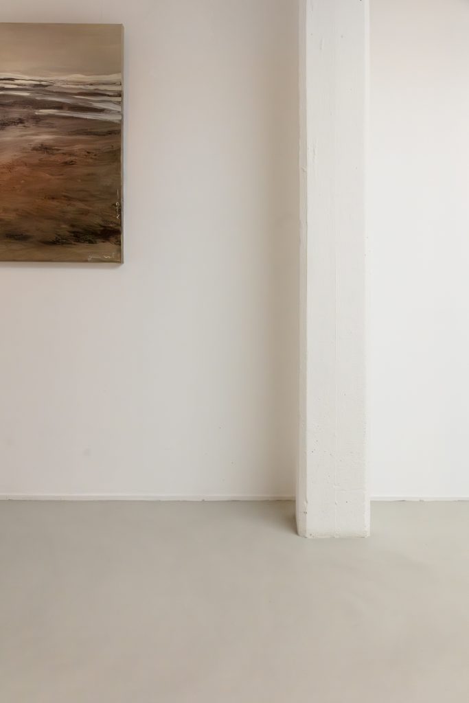 Detail van kolom en Mineral Touch gietvloer in minimalistisch loftinterieur.