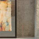 Detail van kunstwerk tegen bakstenen muur boven Mineral Touch gietvloer.