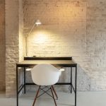 Detail van bureauhoek op Mineral Touch gietvloer in modern loftinterieur.