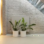 Detail van planten voor bakstenen muur op Mineral Touch gietvloer.