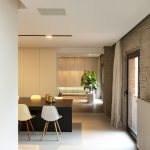 Eetruimte met Mineral Touch gietvloer en overgang naar visgraatparket.