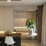 Detail van eetruimte met Mineral Touch gietvloer en visgraatparket.