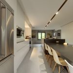 Open keuken met Mineral Touch gietvloer en lange zwarte tafel.