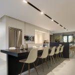 Minimalistische keuken met Mineral Touch gietvloer en designverlichting.