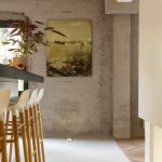 Keukeneiland en wand met haard boven Mineral Touch gietvloer.