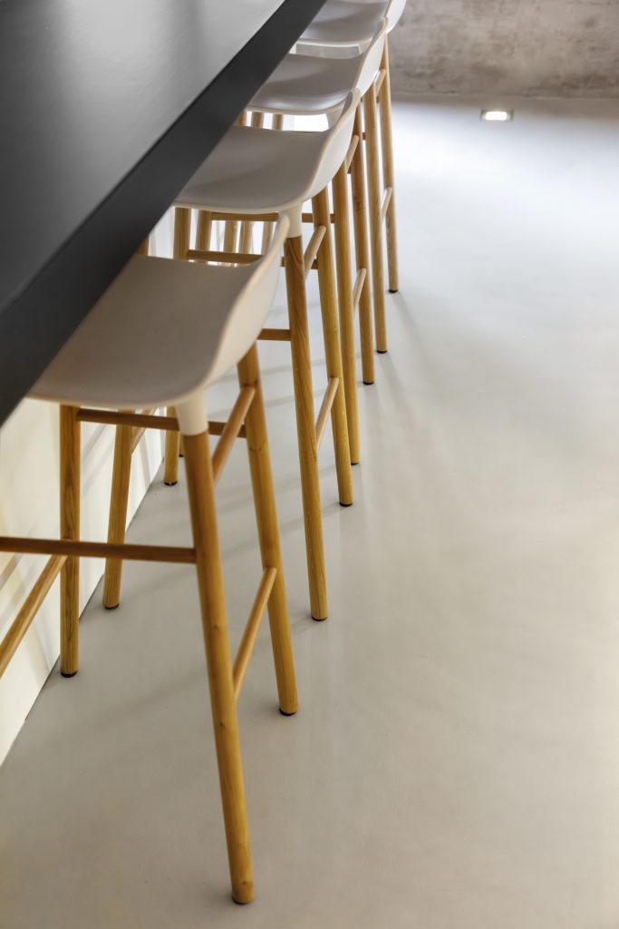 Detail van barkrukken op Mineral Touch gietvloer aan keukeneiland.