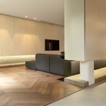 Detail van overgang tussen visgraatparket en Mineral Touch gietvloer.