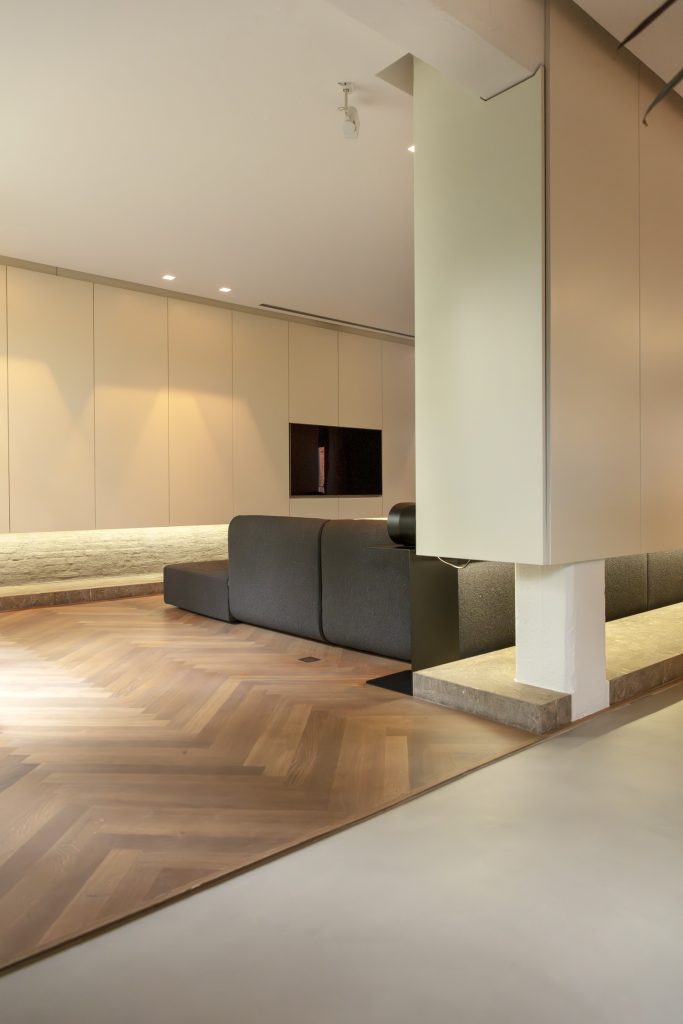 Detail van overgang tussen visgraatparket en Mineral Touch gietvloer.