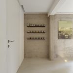 Detail van wandplanken met kruidenpotjes boven Mineral Touch gietvloer.