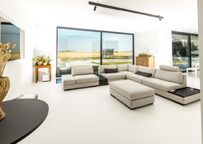 Lichte PU gietvloer in woonkamer villa