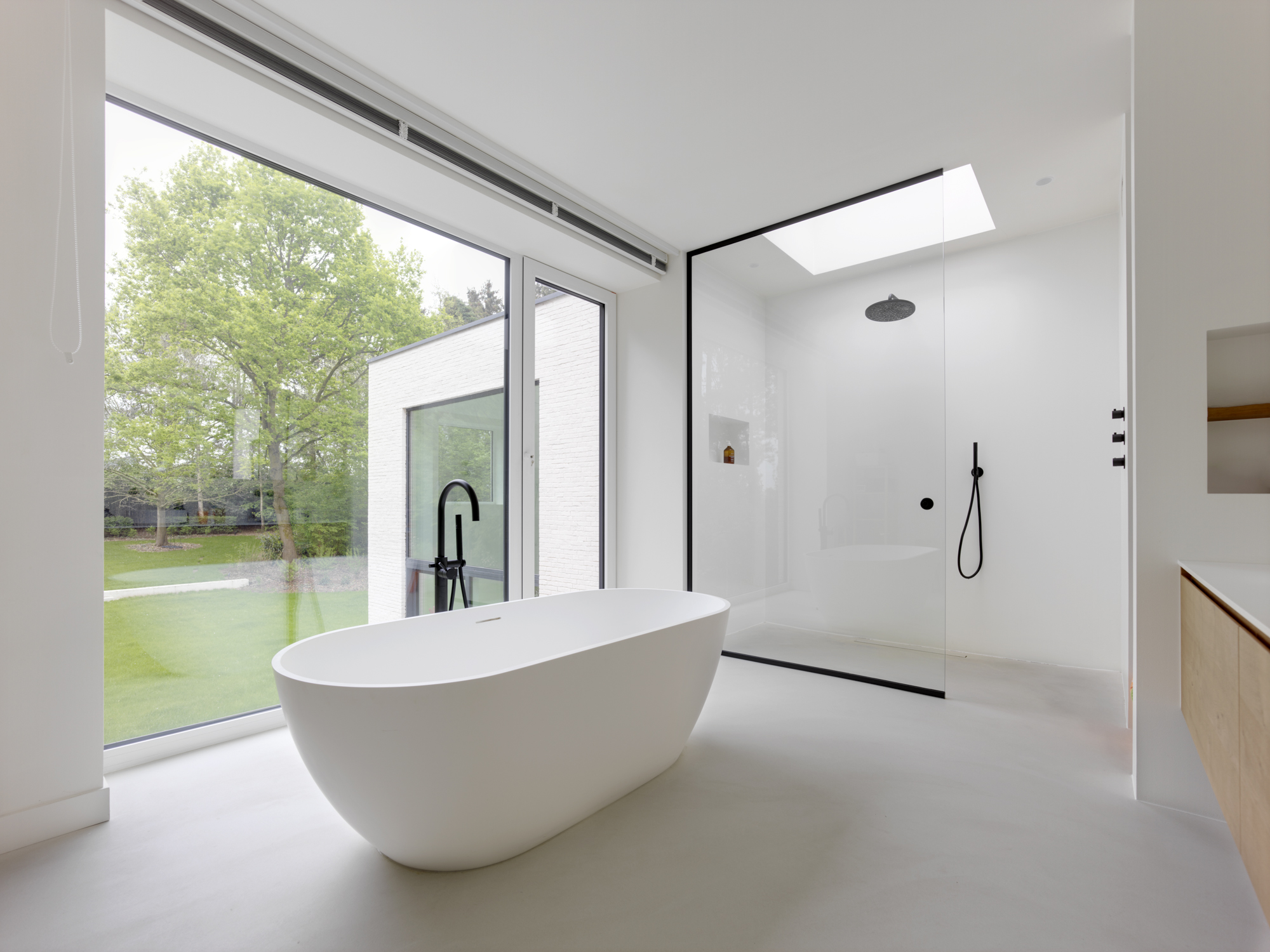 Moderne badkamer met waterdichte gietvloer die een serene uitstraling geeft