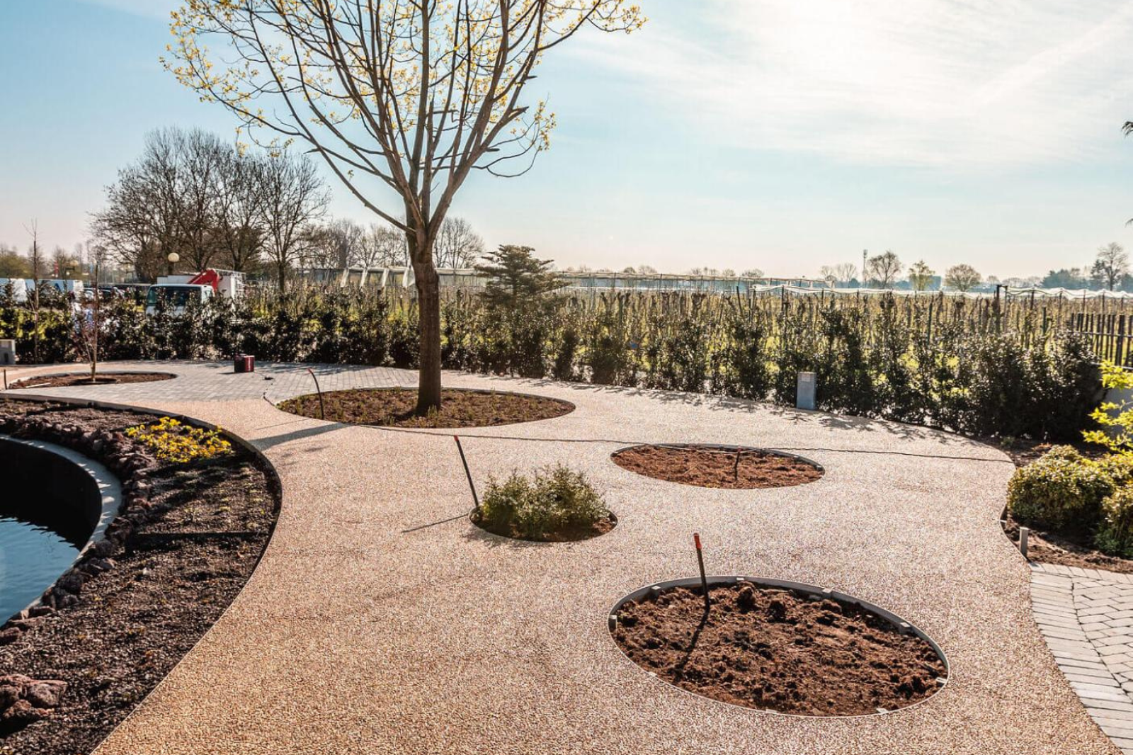 Naadloos aangelegd tuinpad met duurzame gietvloer voor buiten