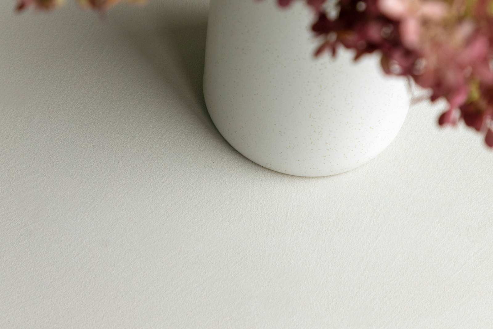 Close-up van een lichte mineral touch afwerking met een zachte, natuurlijke textuur