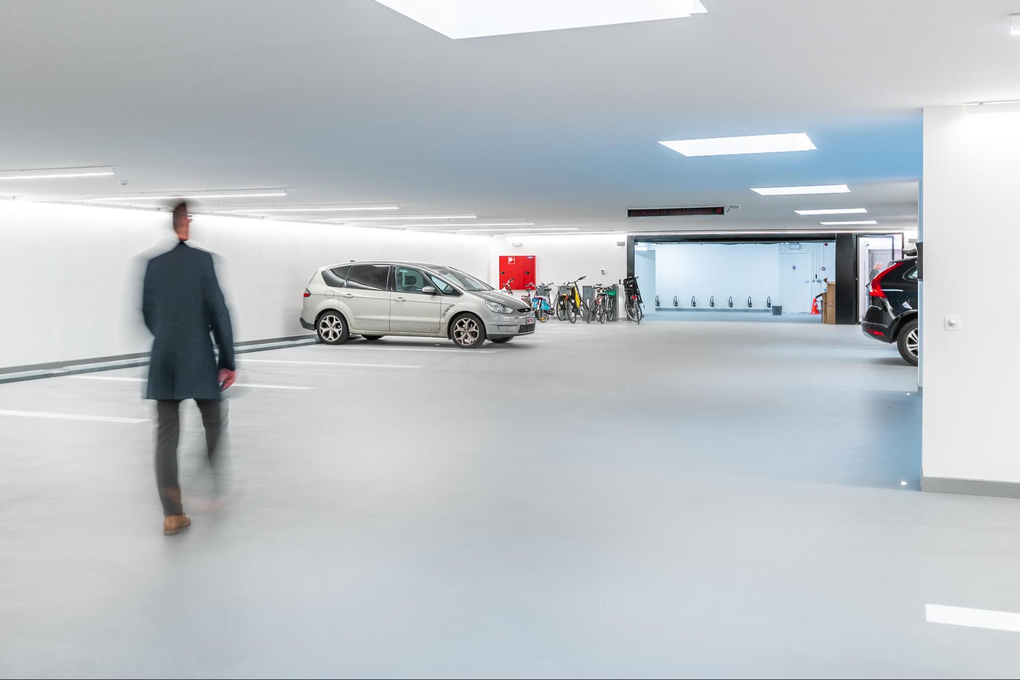 Strakke en slijtvaste epoxy gietvloer in een parkeerkelder