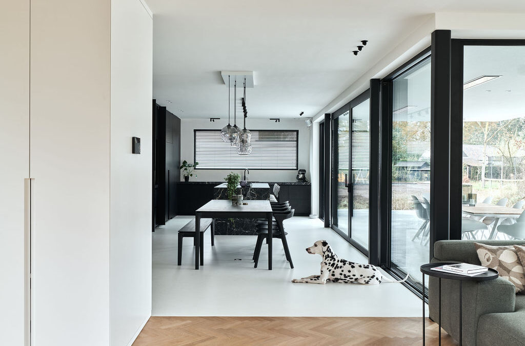 Samenwerking met top professionals resulteert in een prachtige woning met gietvloer en luxe elementen