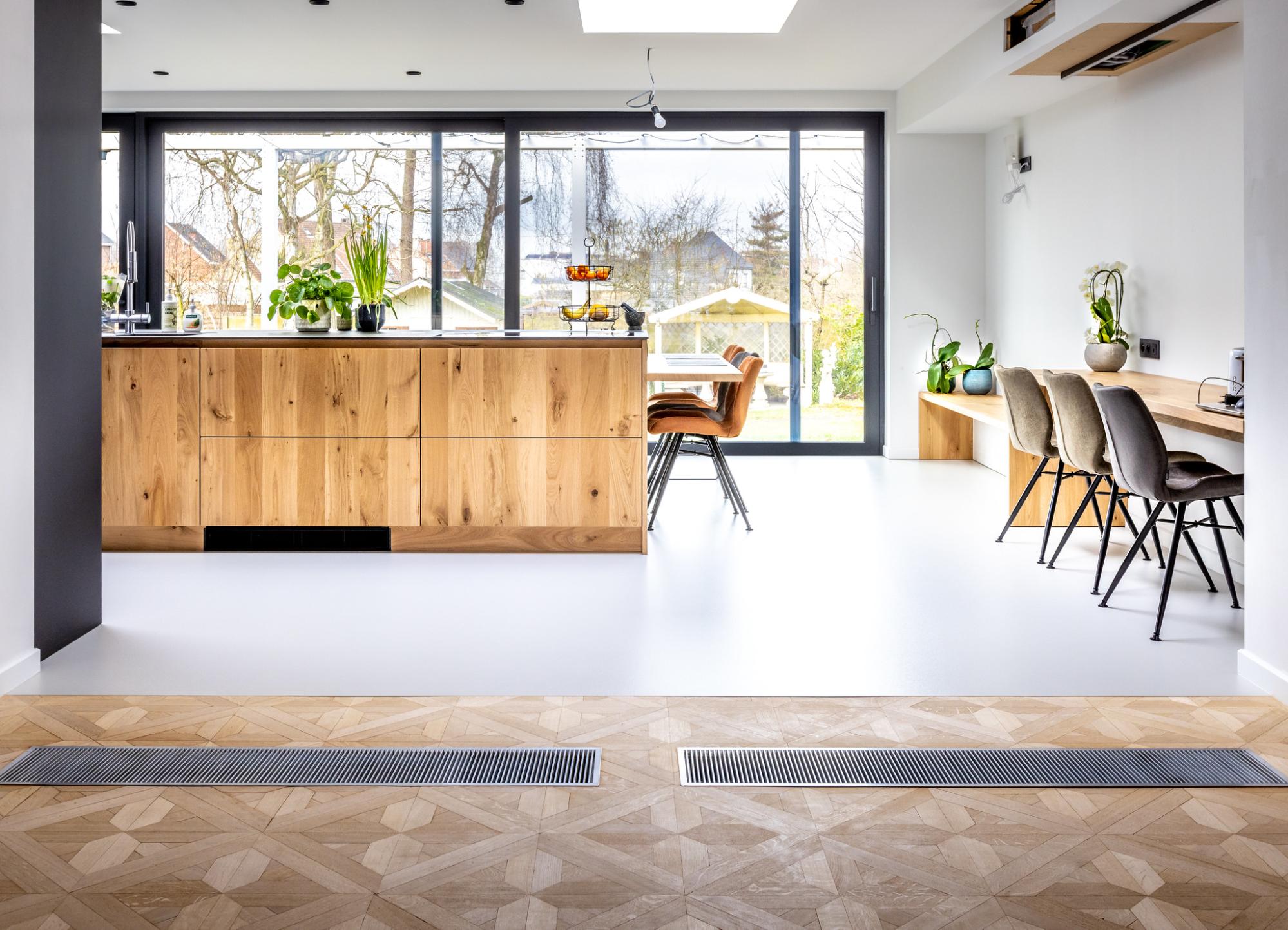 Strakke leefruimte met een doorlopende gietvloer