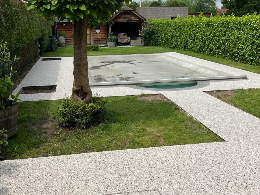 waterdoorlatende verharding rond het zwembad