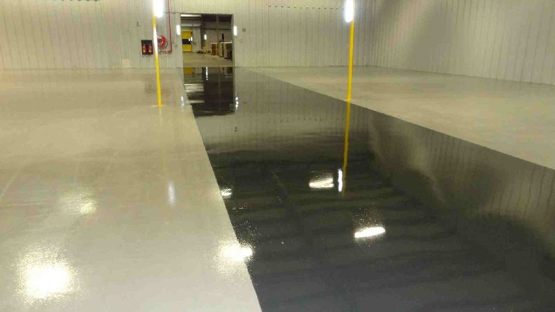 Industriële hal met vloeistofdichte epoxy vloer en glanzende afwerking.