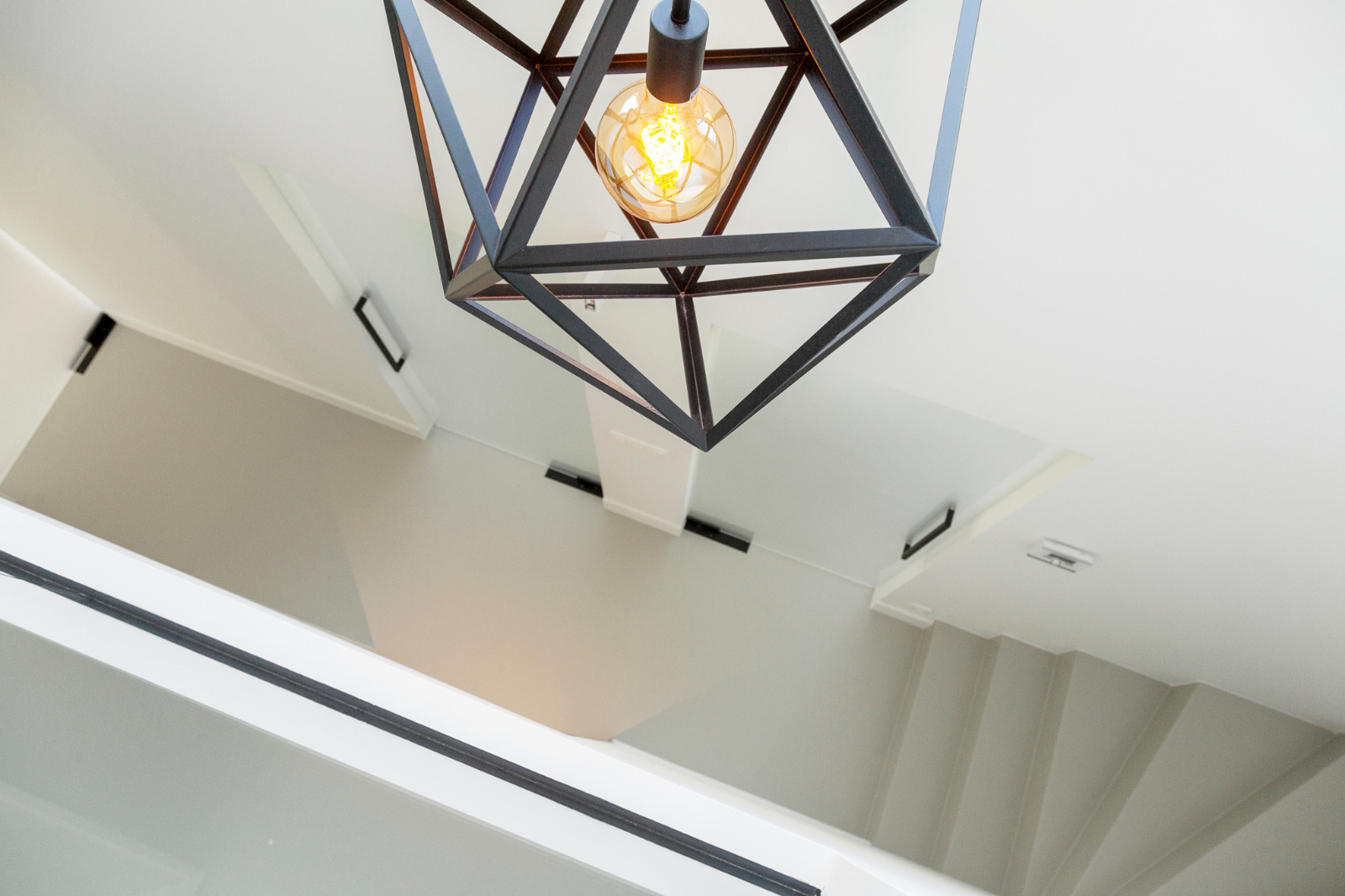 Lichte PU gietvloer die rust, ruimte en een zachte uitstraling creëert in het interieur