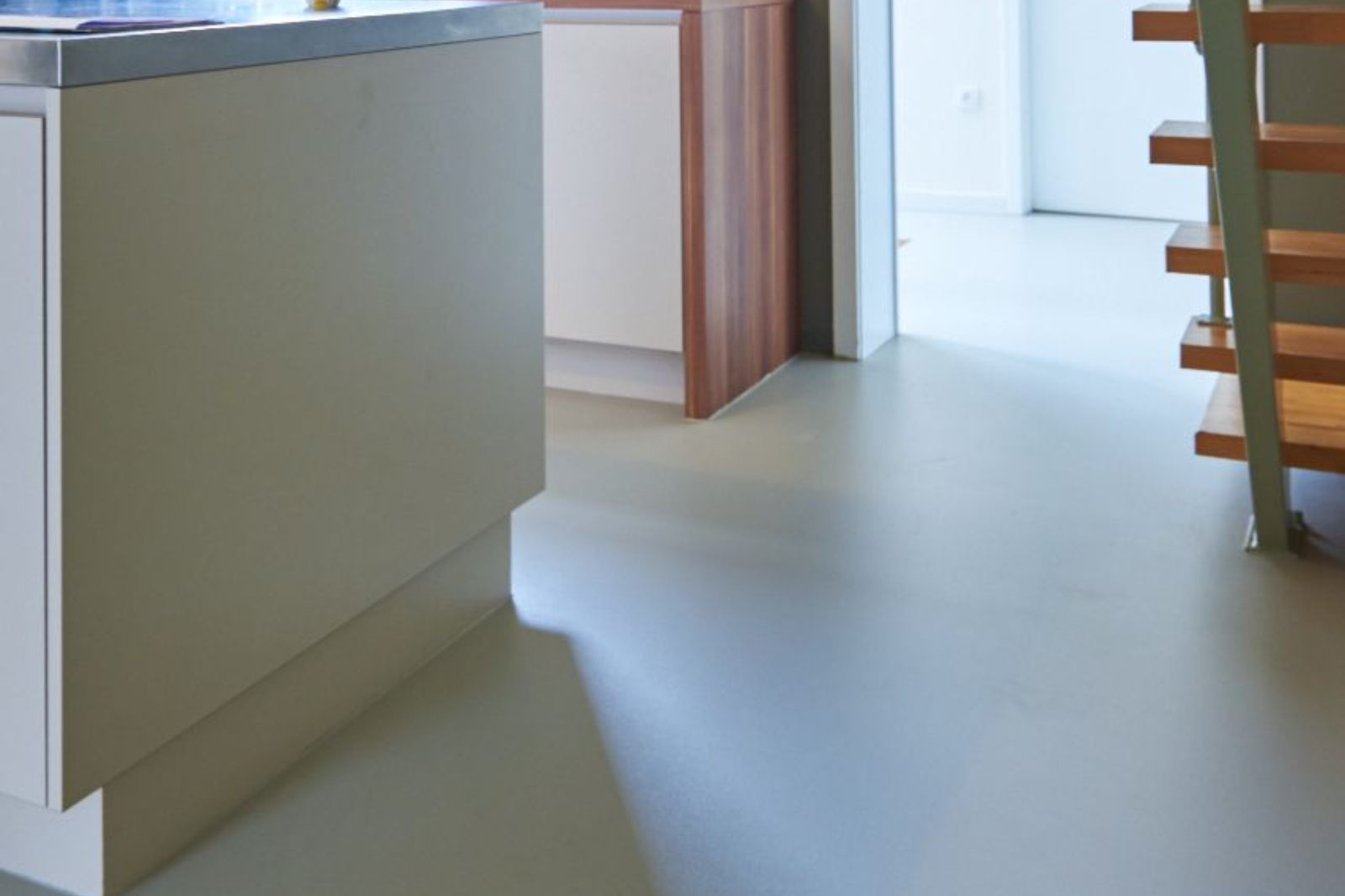 Moderne keuken met lichte marmertapijt vloer en strakke afwerking in een hedendaagse woning.