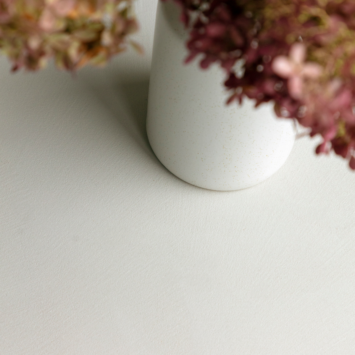 Close-up van een Mineral Touch PU gietvloer met subtiele textuur en natuurlijke, matte uitstraling