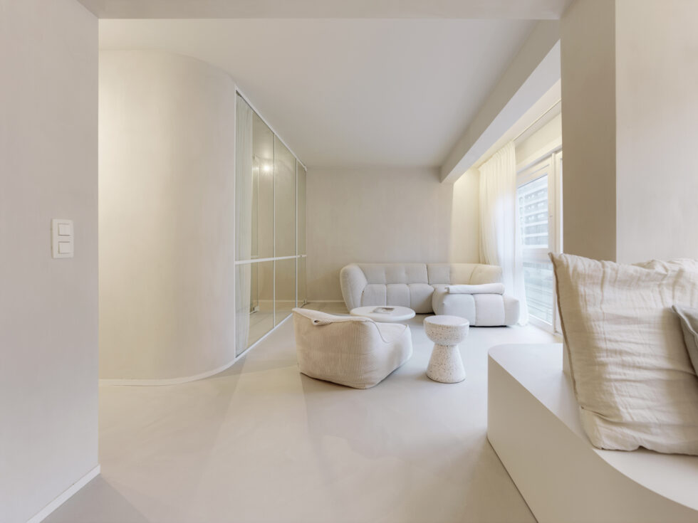 Zithoek met op maat gemaakte meubels afgewerkt in mineral touch voor een sculpturale uitstraling