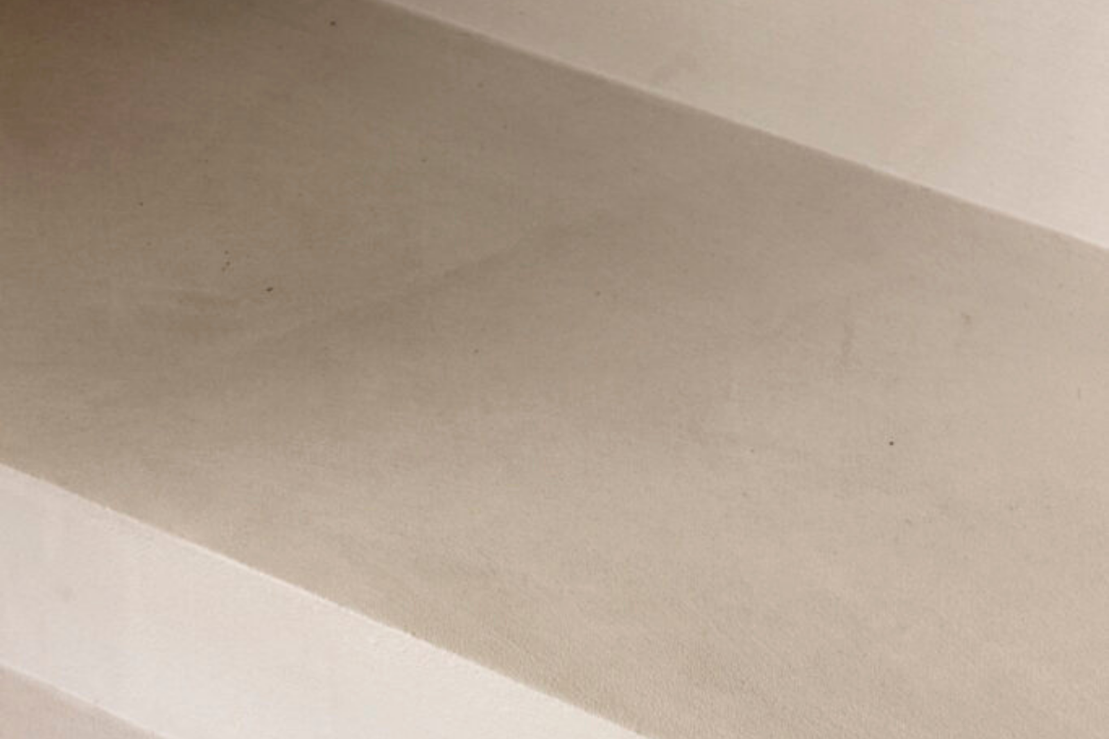 Minimalistische houten trap gecombineerd met een naadloze mineral touch vloer en wanden