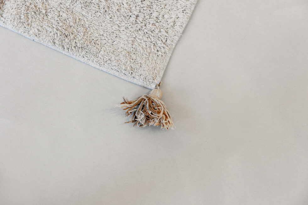 Lichte mineral touch vloer met een zacht vloerkleed voor een warme, rustige sfeer