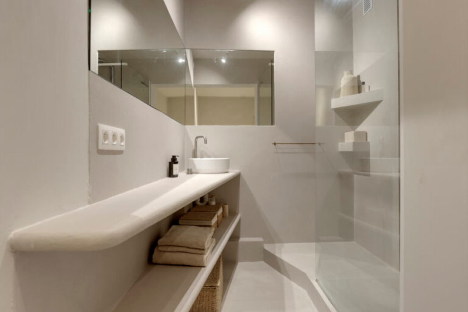 Strak afgewerkte mineral touch wanden met subtiele textuur en een zachte, matte look