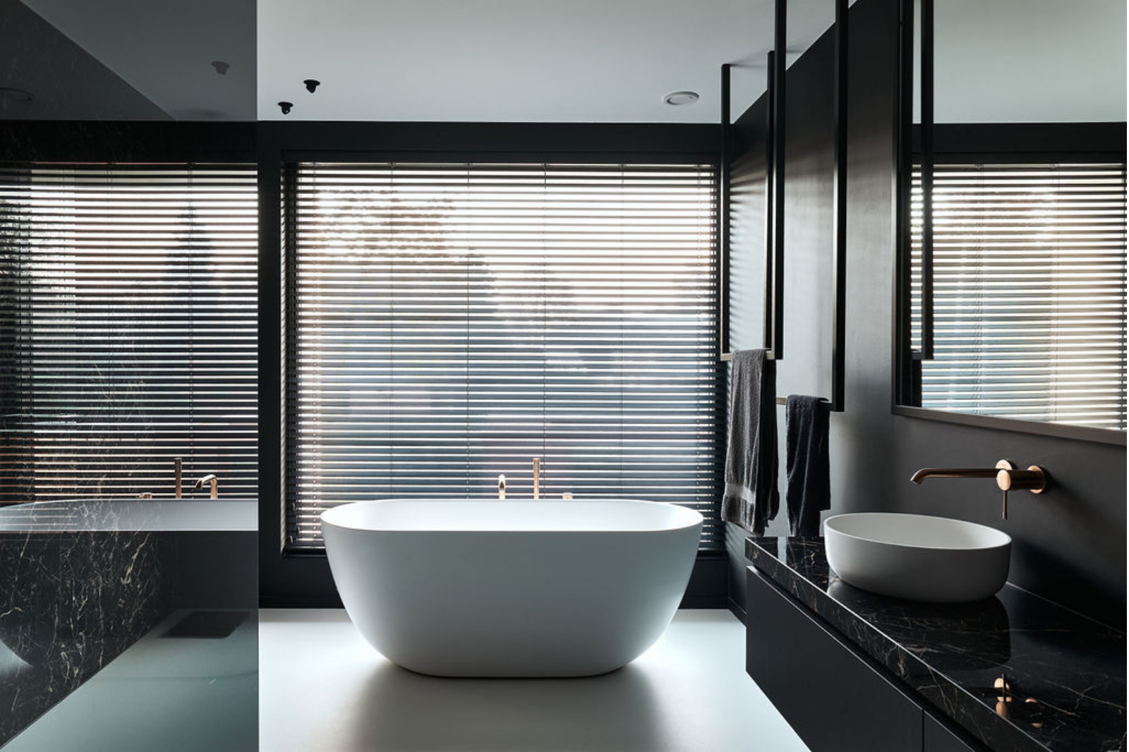 Naadloze PU gietvloer in een moderne badkamer met strakke lijnen en waterdichte afwerking