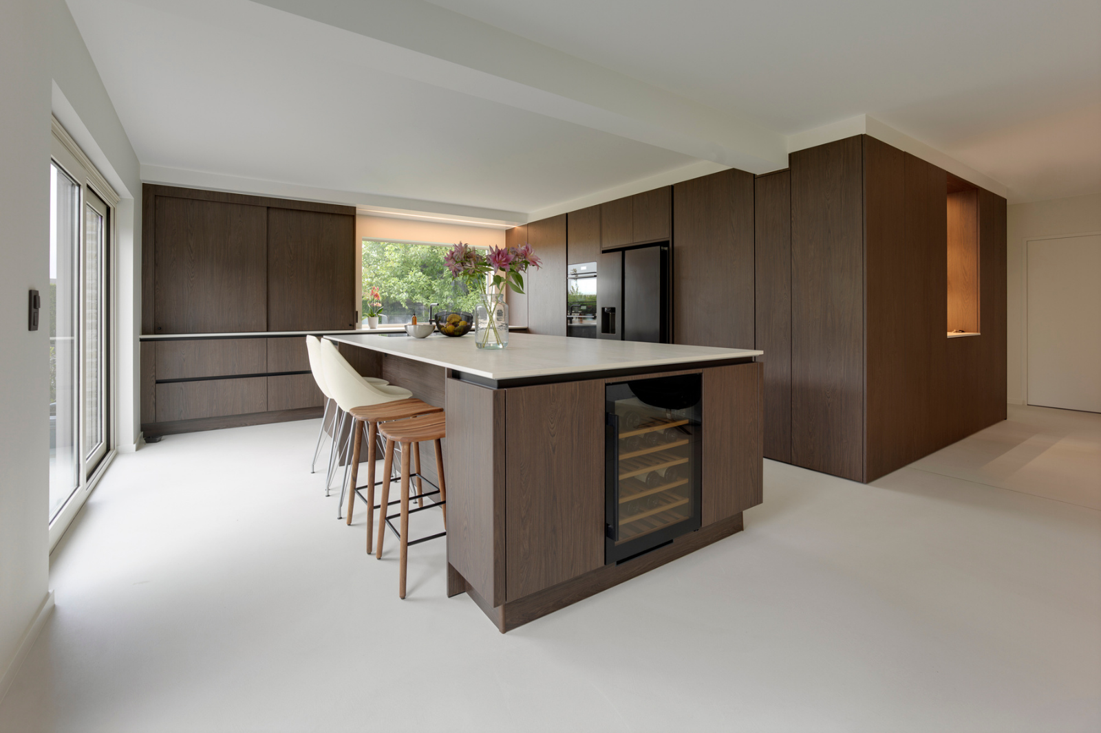 PU gietvloer in een open keuken met eiland, naadloos doorlopend en onderhoudsvriendelijk