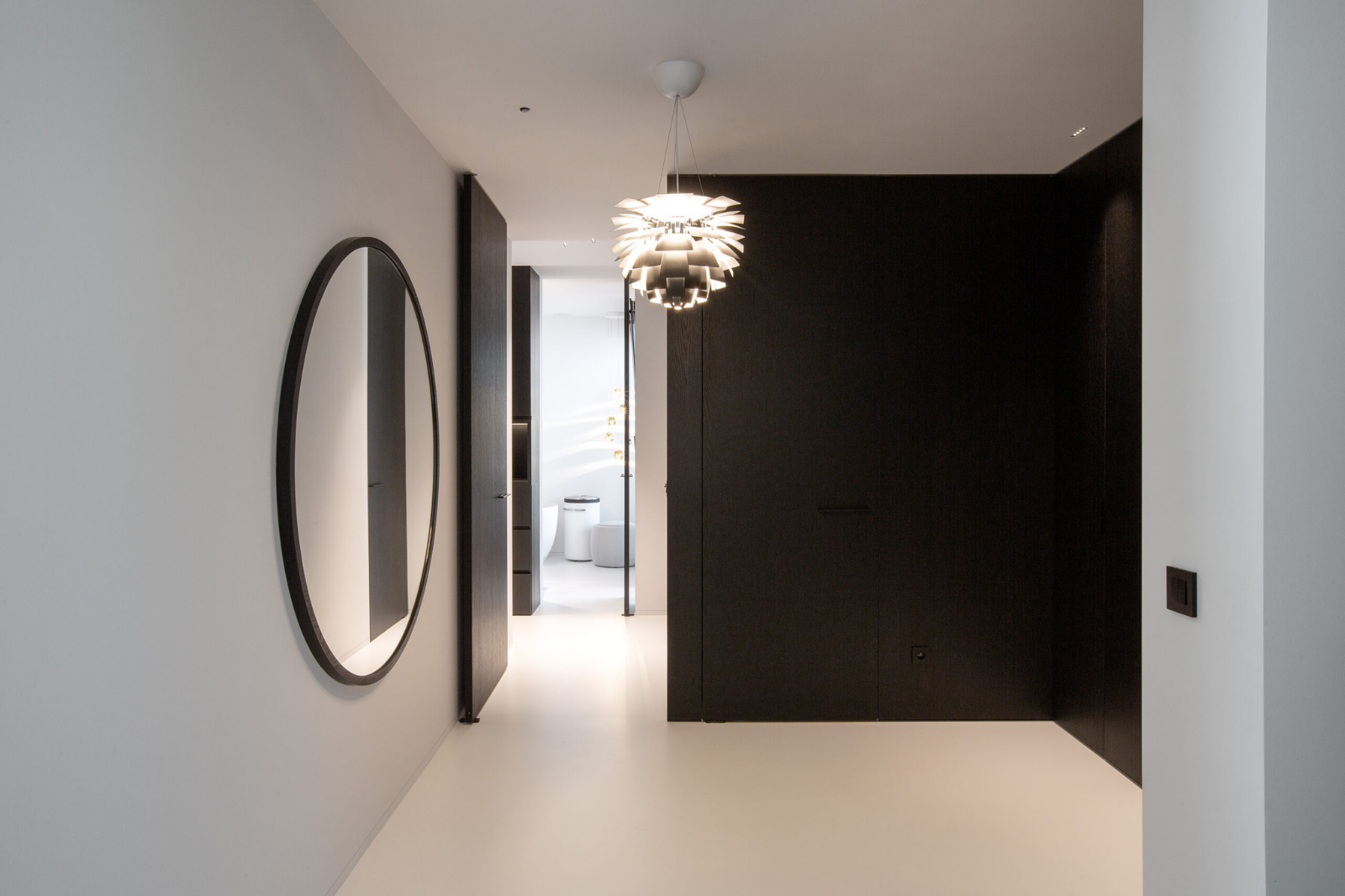 Doorlopende PU gietvloer die meerdere ruimtes visueel met elkaar verbindt zonder overgangen